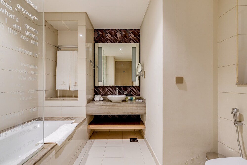 GLOBALSTAY. DAMAC Tower Paramount