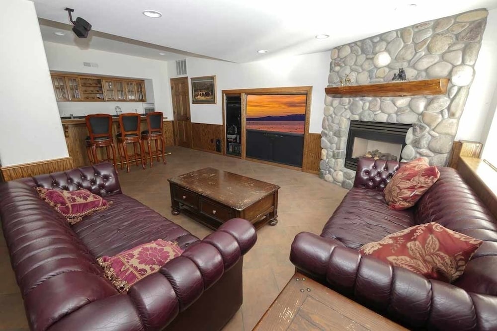 2460 Lupine Trail 6 Bedroom Home by RedAwning