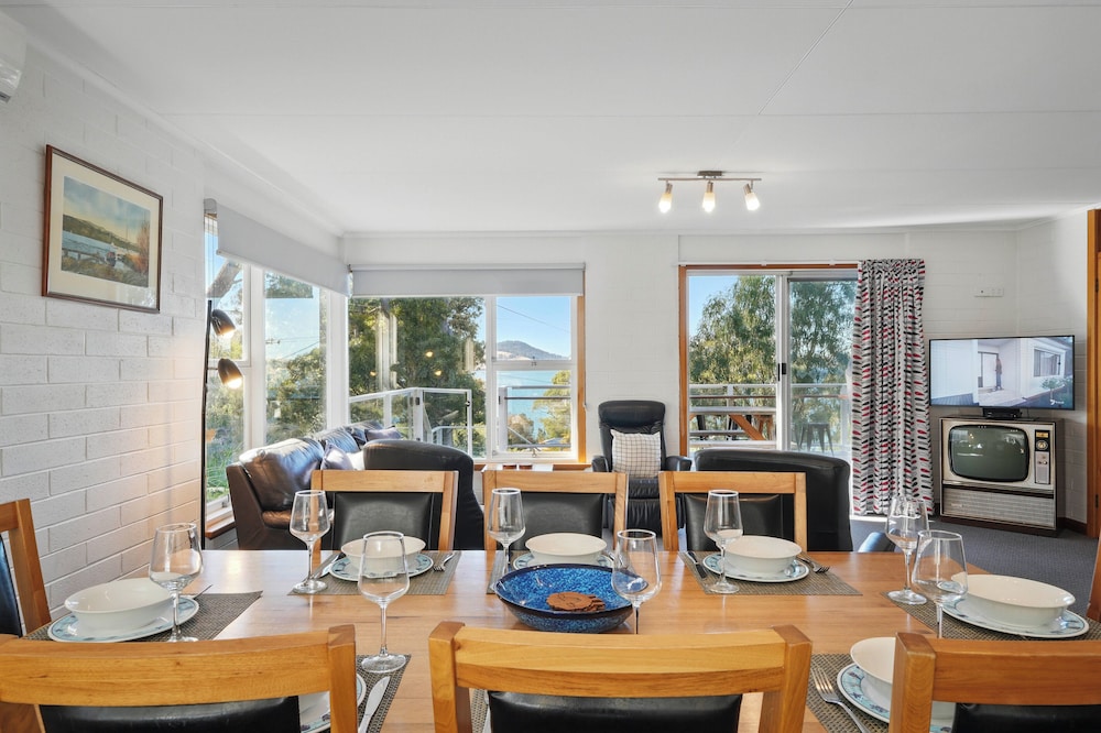 Coningham Beach House - 3 Bedrooms