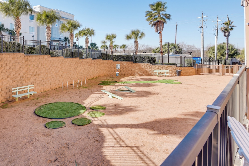 Lovely Galveston Condo: Walk to Seawall & Beach!