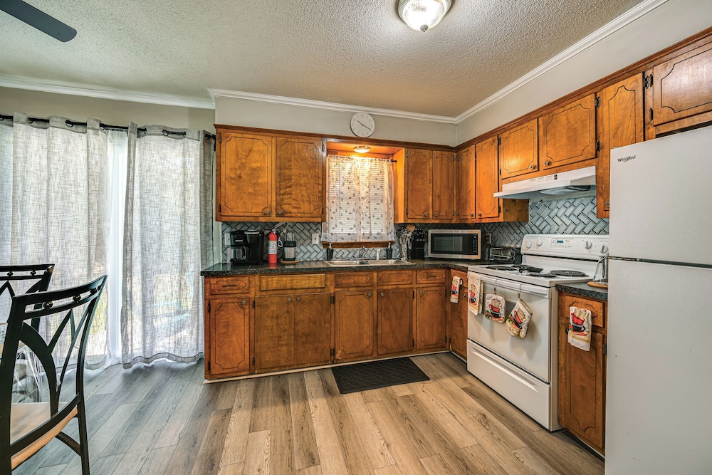 < 2 Mi to ECU & Medical District: Retreat w/ Patio