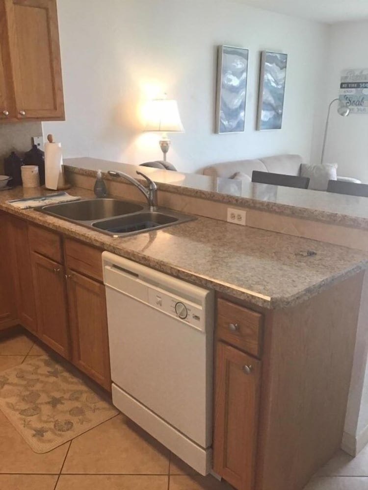 Updated Condo Across The Street From Daytona Beach, Lots Of Amenities 1 Bedroom Condo