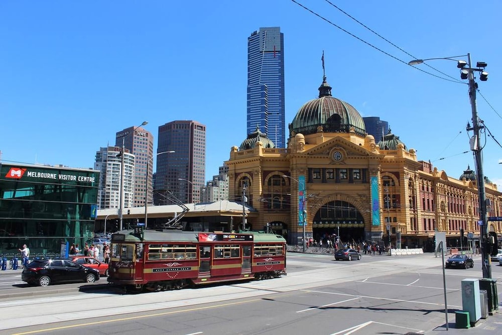 Southbank 2BR High City Views Enjoy Wine, Gym, Pool, Wifi