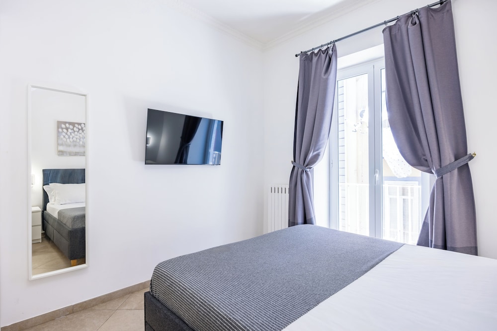 Chiaia Boutique Flat on Pedestrian Area by Napoliapartments