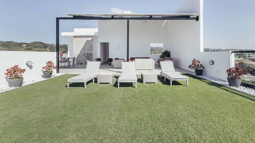 Cozy 2BR House 2 min to the Beach - Pool - Terrace