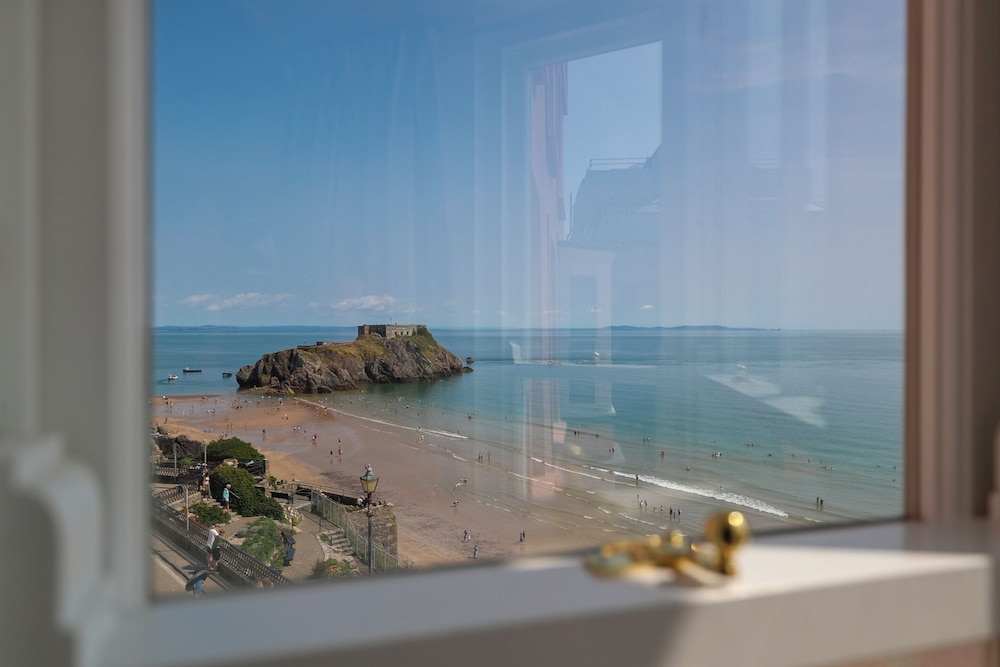 5 Paragon Court - Sea Front Apartment