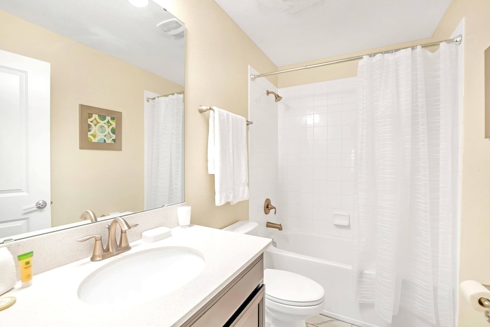 Upstay: Spacious Championsgate Home w Pool & Games