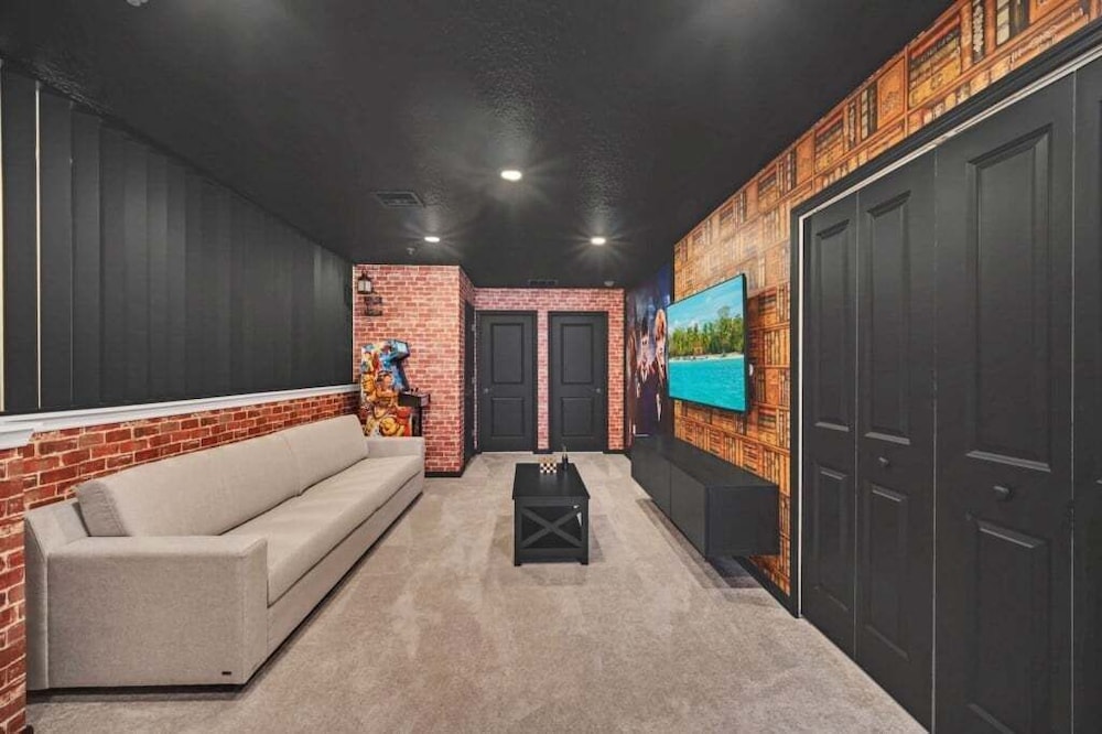 Luxury Home With Splash Pool 5 Bed Townhome! 5 Bedroom Townhouse
