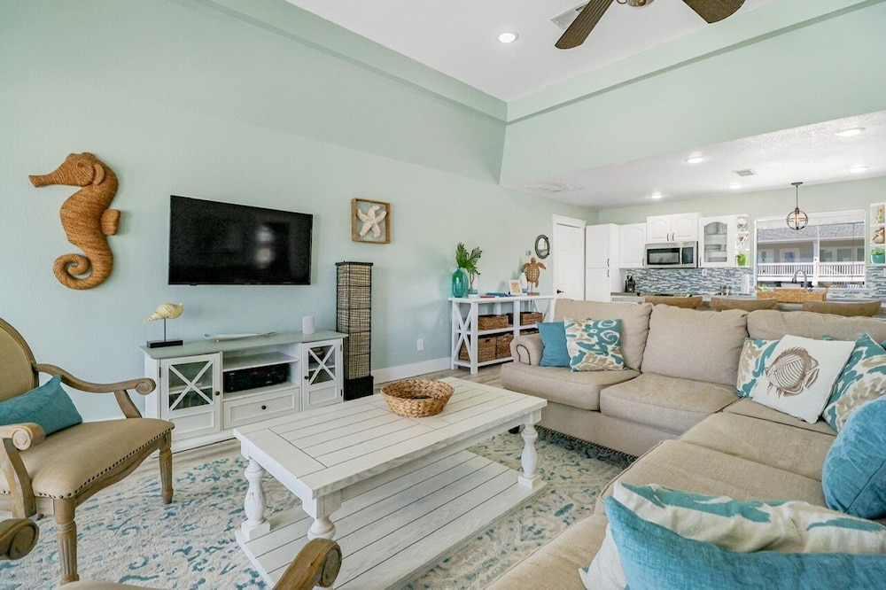Always Sunny 3 Bedroom Home by RedAwning