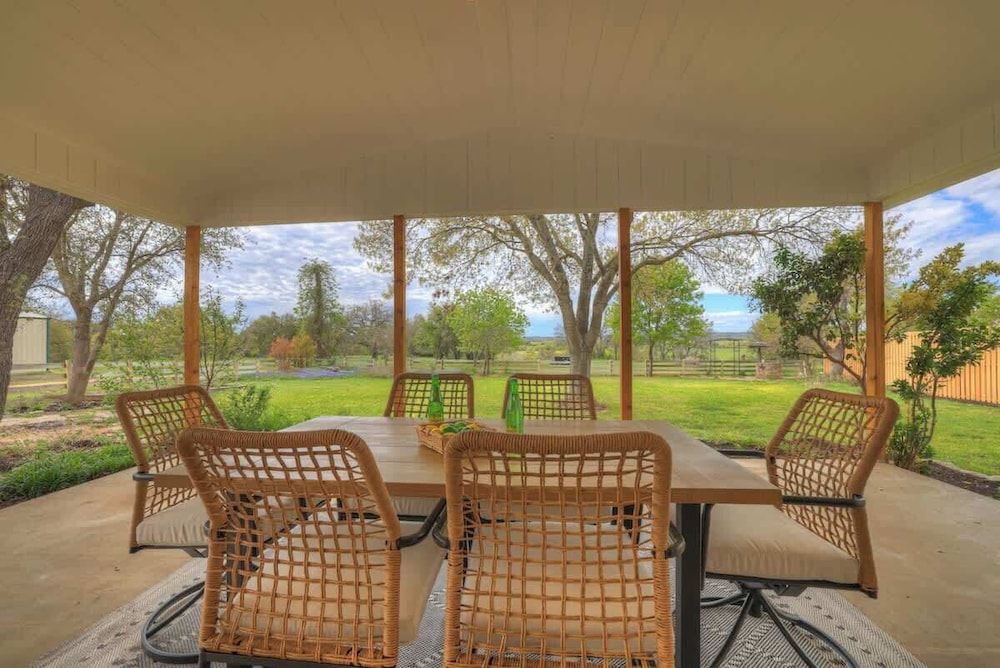 Family-friendly Hill Country Retreat Sleeps 11 + Hot Tubs