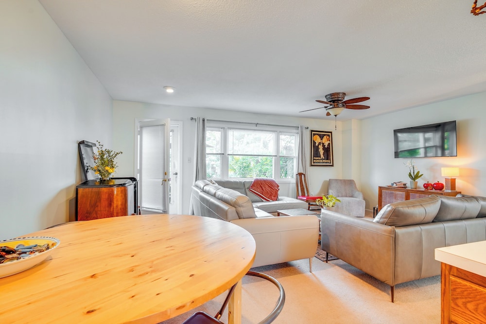 2 Blocks to Beach: Walkable Woodmont Village Home