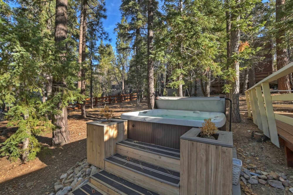 Peaceful Sunshine Chalet with Hot Tub