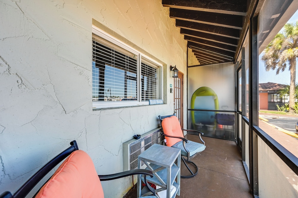 Sail + Soak: Naples Condo w/ Heated Pool Access