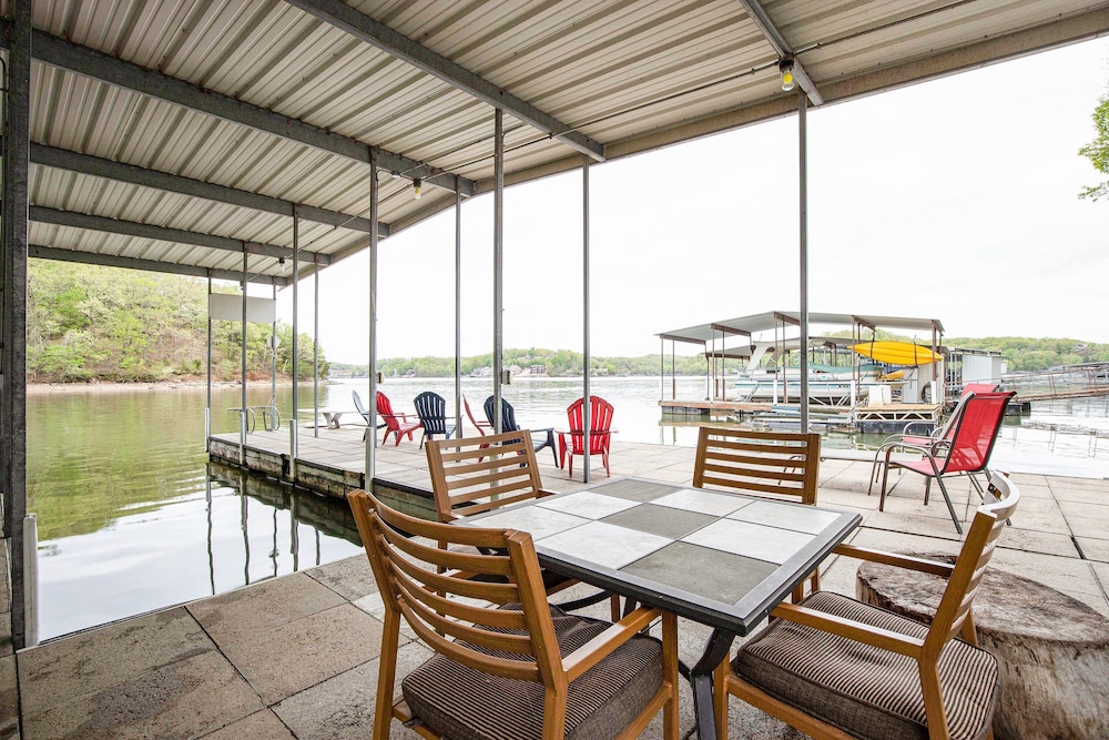 Huge! Sleeps 30-kayaks, Pedal Boat & Paddle Boards