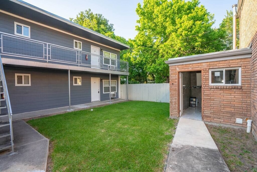 King Bed Retreat Fast Wifi Gated Complex view 4
