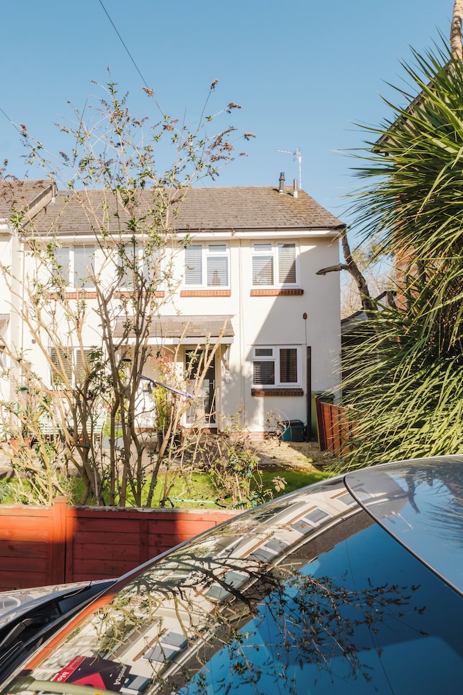 Corner House - Bright 2BD in Cheltenham