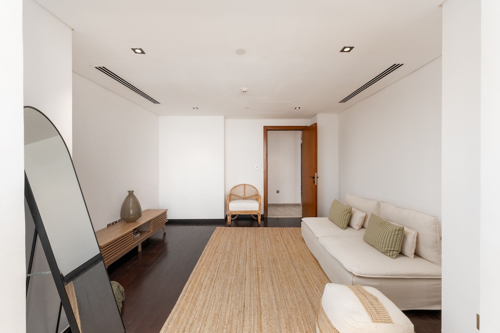Modern 3BR Maid at the Palm w Pool and Gym