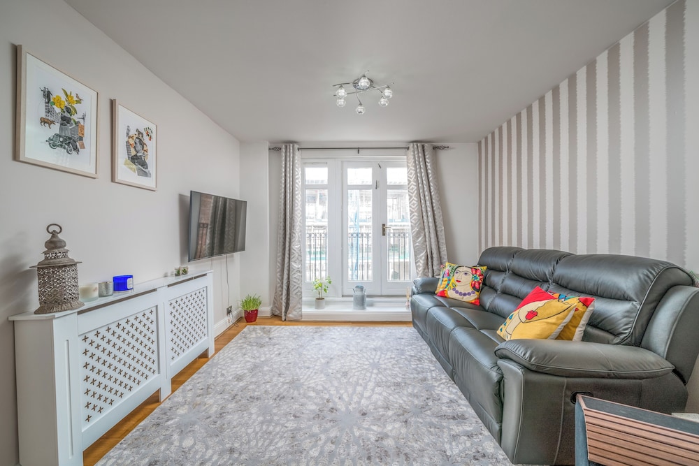 Cozy 3-bed flat near Vauxhall Gardens