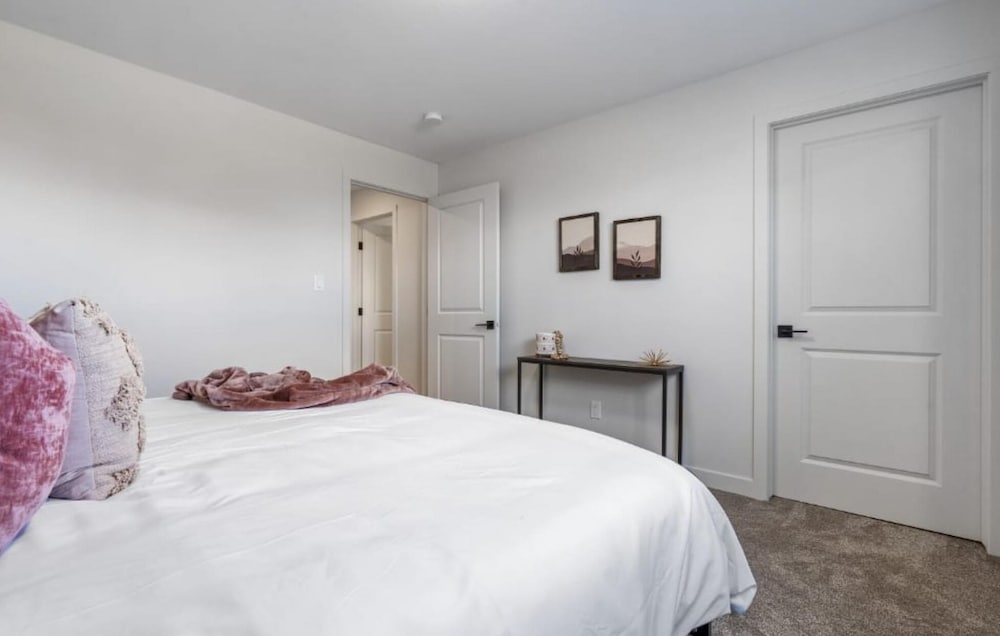 Livingston Way No Service Fees Kitchen