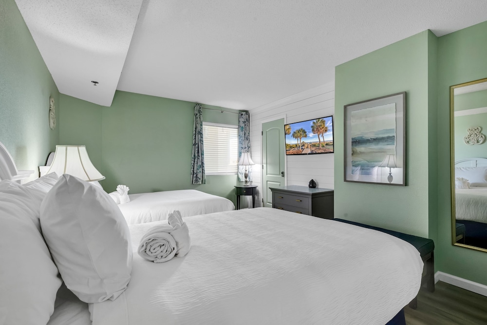 Cozy 2BR Beachfront Condo
