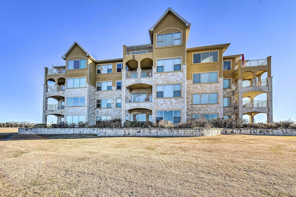 Pool Access + Views: Richland-chambers Studio! view 5