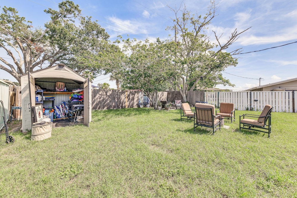 Backyard Hangouts: Bradenton Home Near Dining!