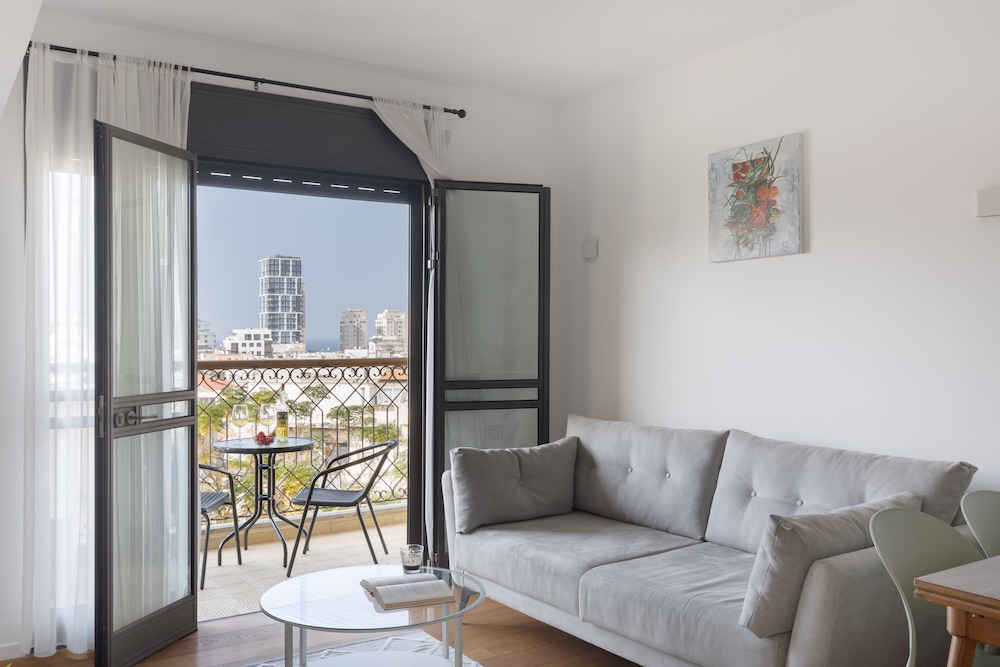 Chic and Sunny in the Heart of Tel Aviv view 2