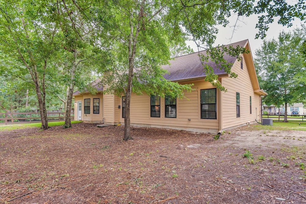 Spacious Yard! Navarre Home in Quiet Neighborhood
