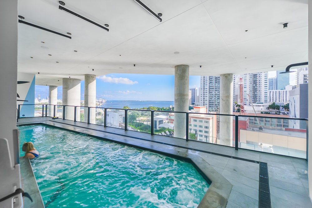 Luxury Studio Near from Bayfront Park