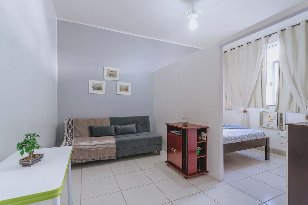 Studio com Wi-fi e Ar a 45m da Praia de Copacabana