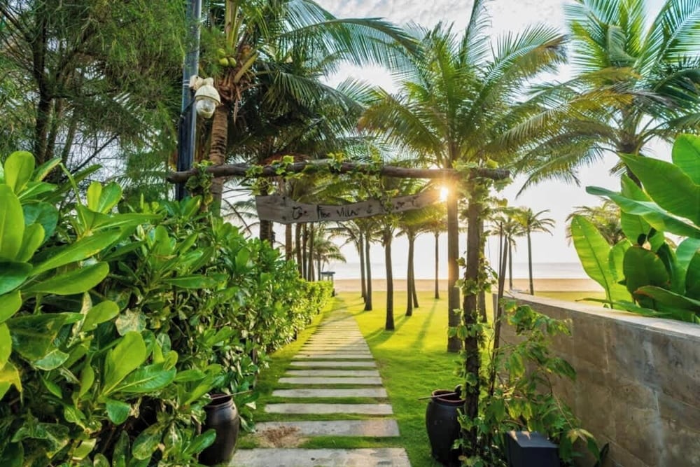 Family Paradise: Where Memories Bloom by the Sea