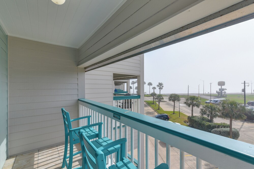 Steps to Beach: Galveston Condo w/ Balcony!