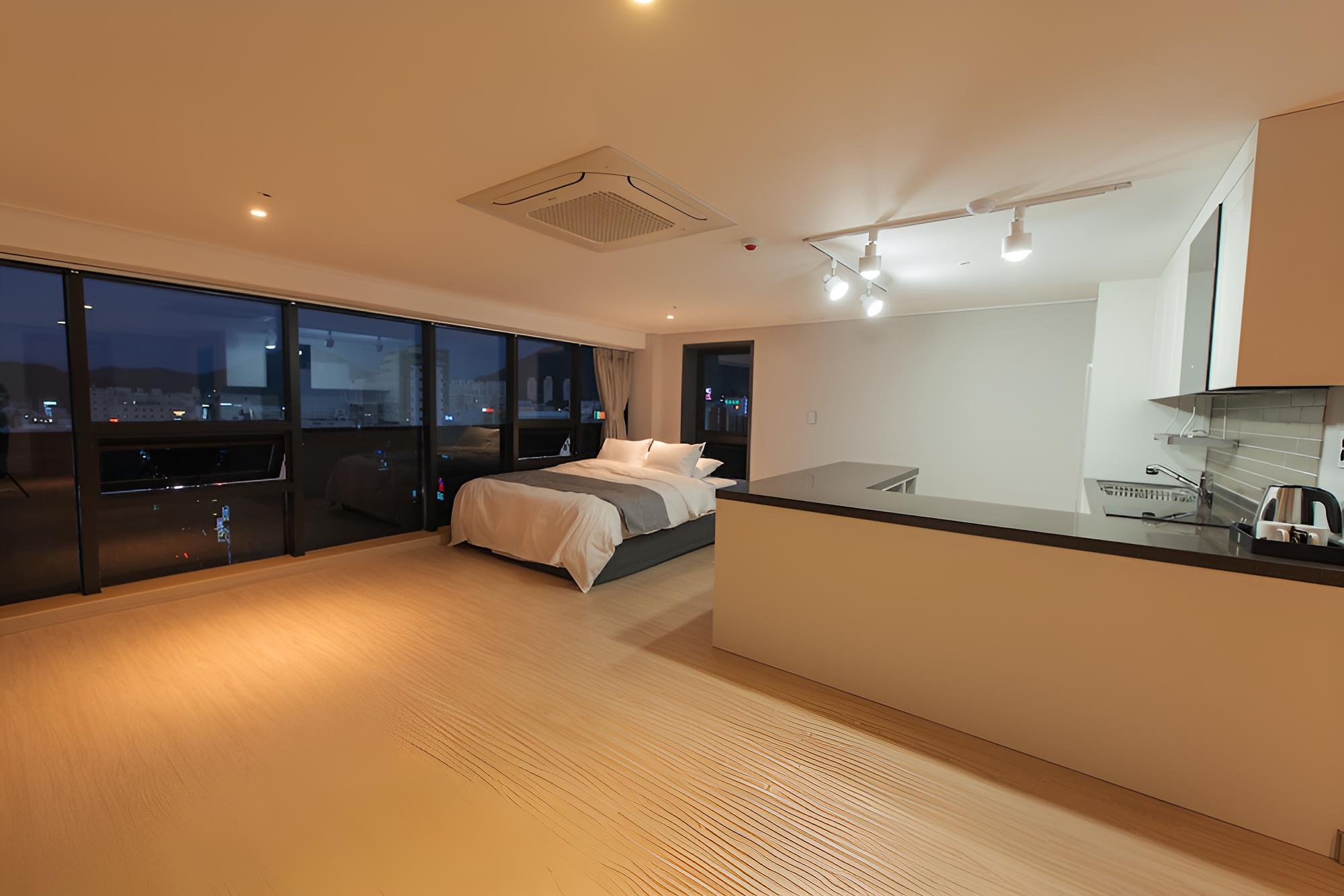 R&B Business Hotel