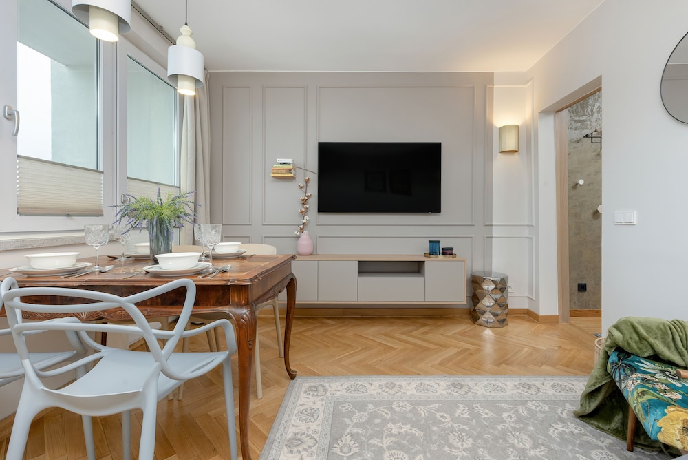 Retro-style Apartment Warsaw by Renters view 2