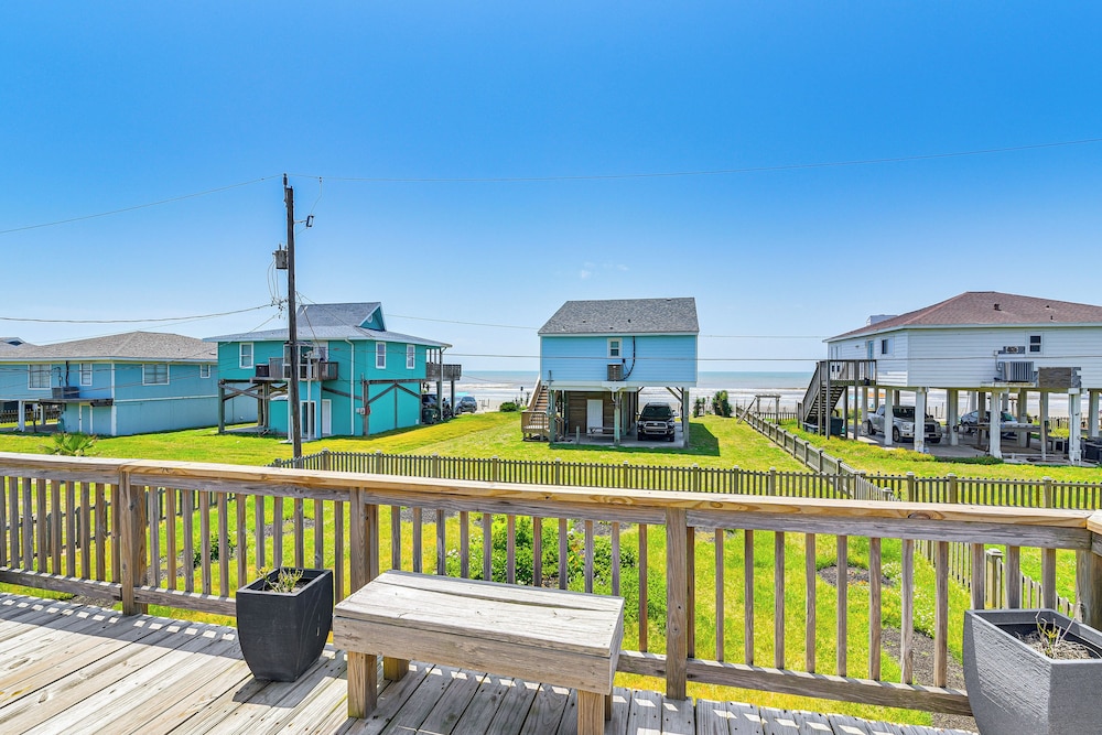 Pet-friendly Galveston Home - Walk to Beaches!