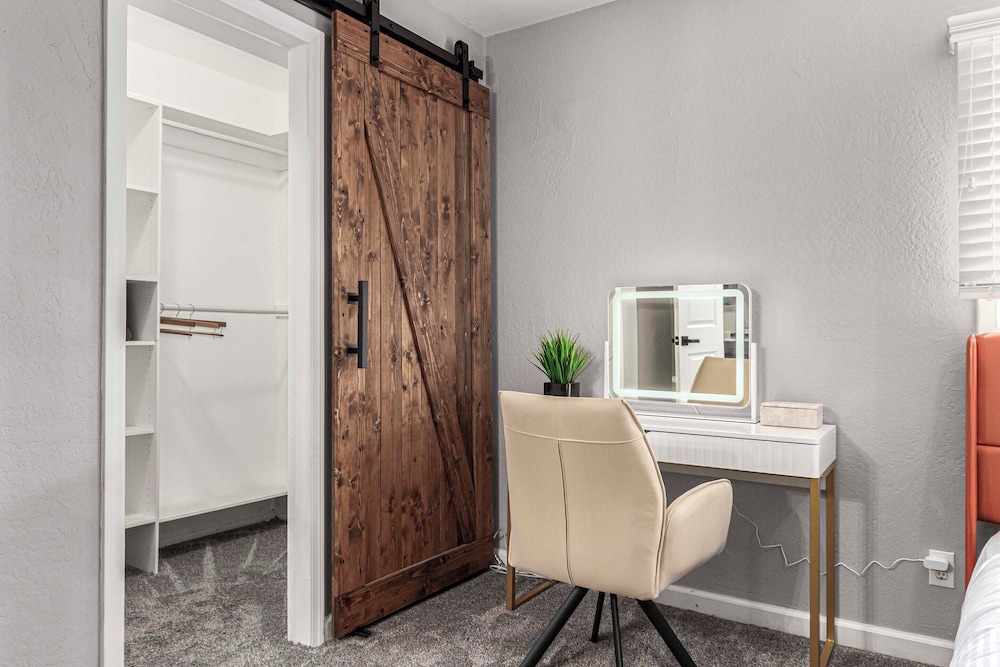 Walk to Old Town & Giants Stadium! Unit w/ Pool