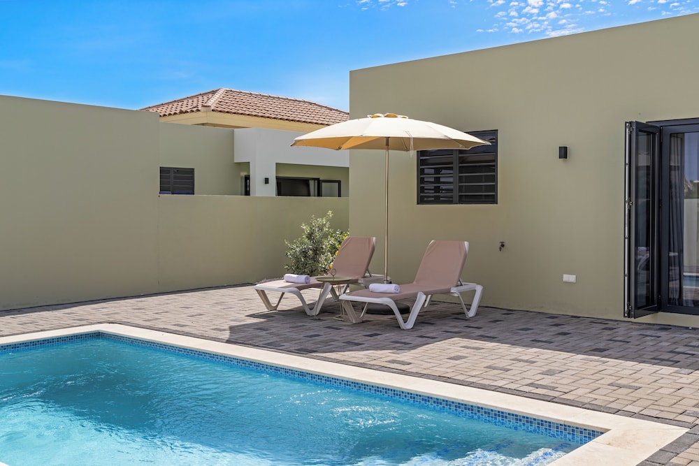 Infinity Blue villa with private pool at Mambo Beach