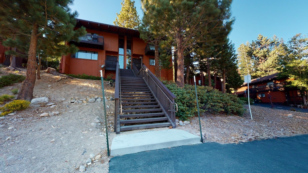 Mammoth West 116 Quaint And Cozy Condo Best location on Canyon Blvd by RedAwning