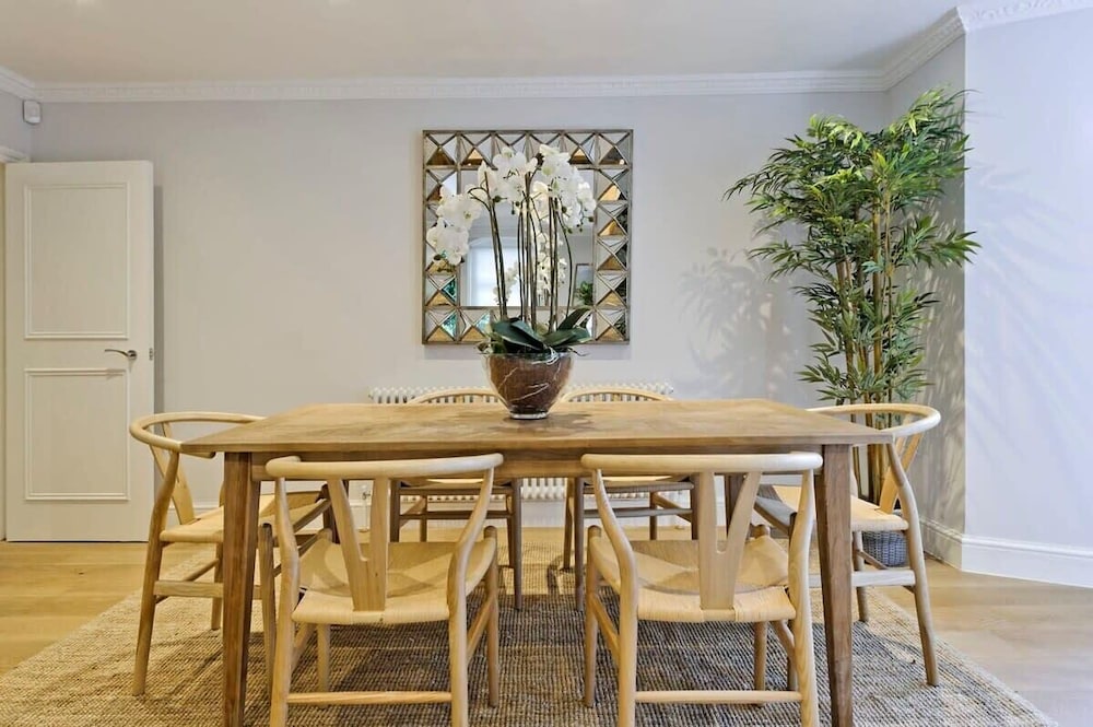 Large 2 Bedroom Kensington Garden Flat