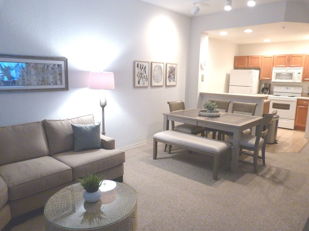 Near Theme Parks! Gorgeous 3 BR Town Home, Splash Park, Pool, Lake, And More!