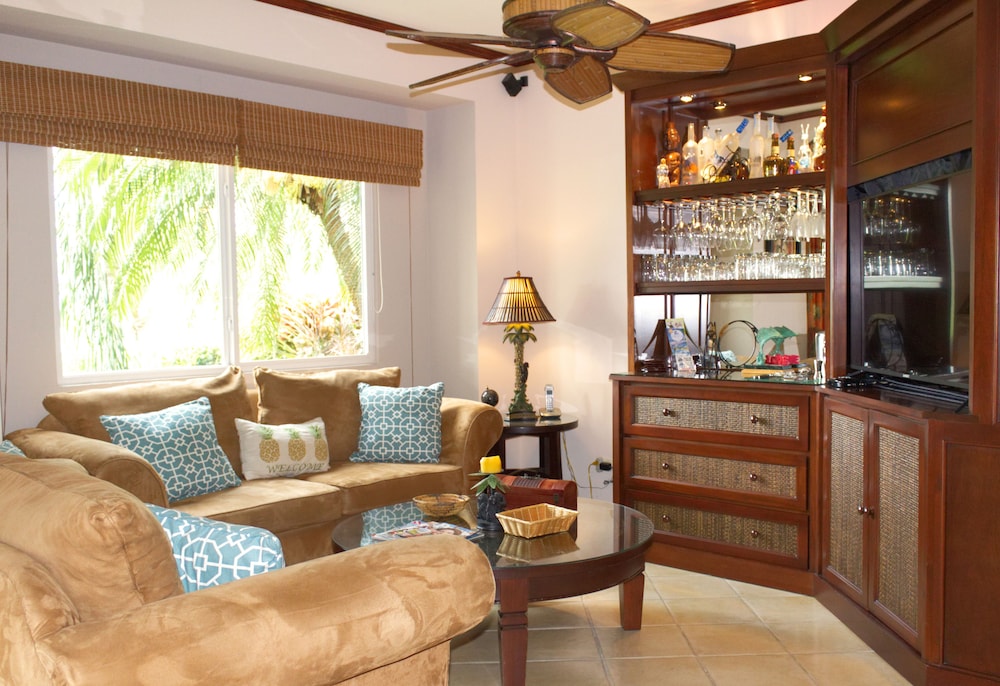 CR Luxury Los Sueños Condos