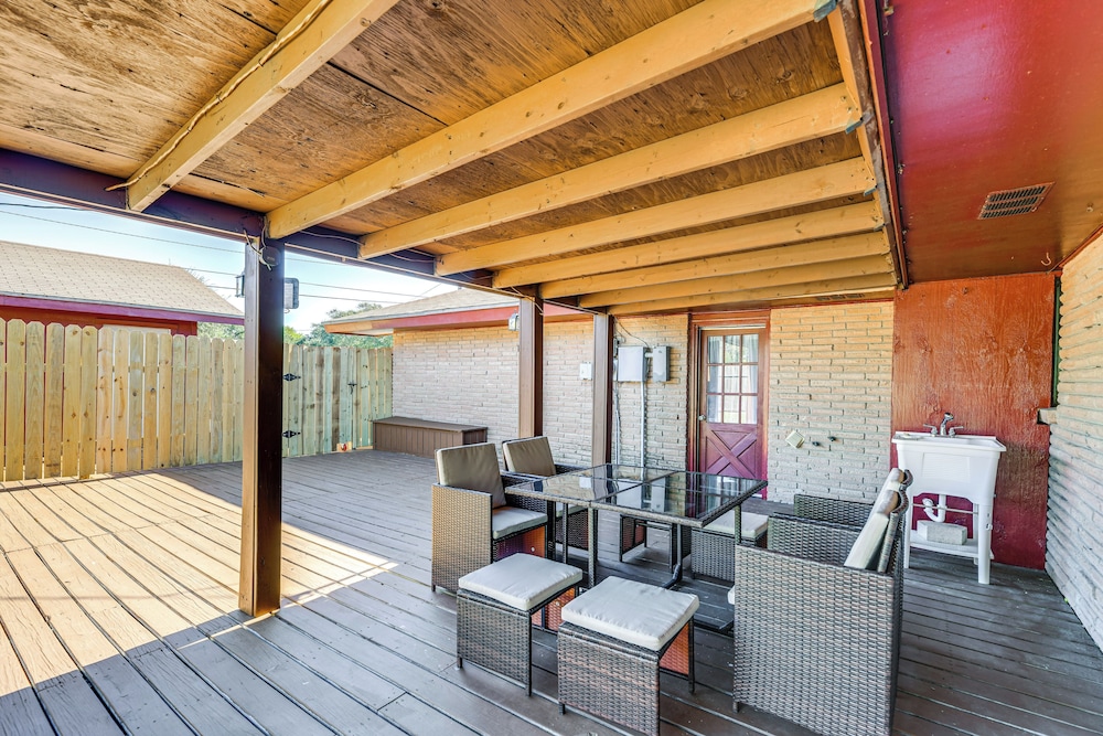 Game Room & Grill: Family Home in Corpus Christi!