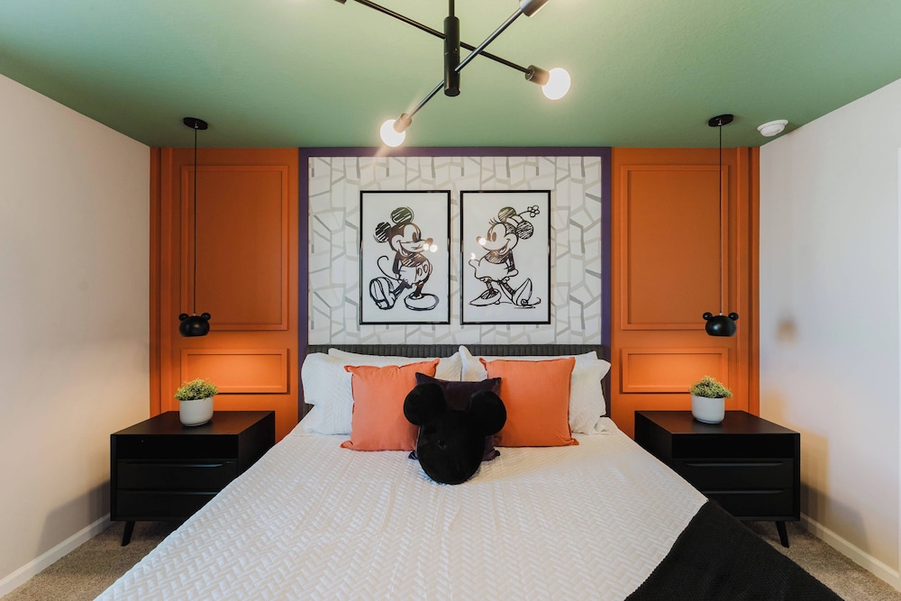 Themed 6BR Solara Near Disney Pool Summerkitchen