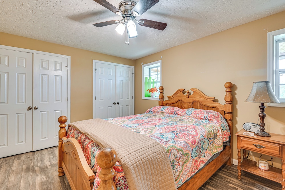 6 Mi to Lake Liberty: Pet-friendly Home w/ Yard