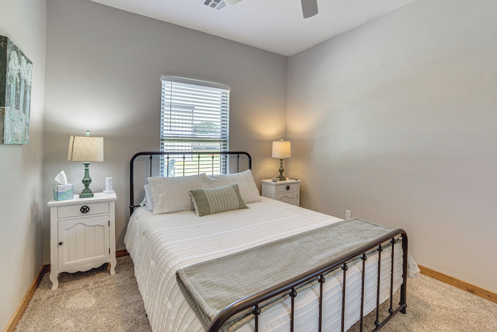1 Mi to Lake Texoma: Expansive Outdoorsy Escape!
