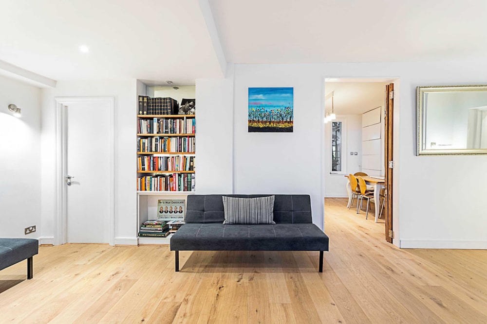 Richmond Hill Top Apartment