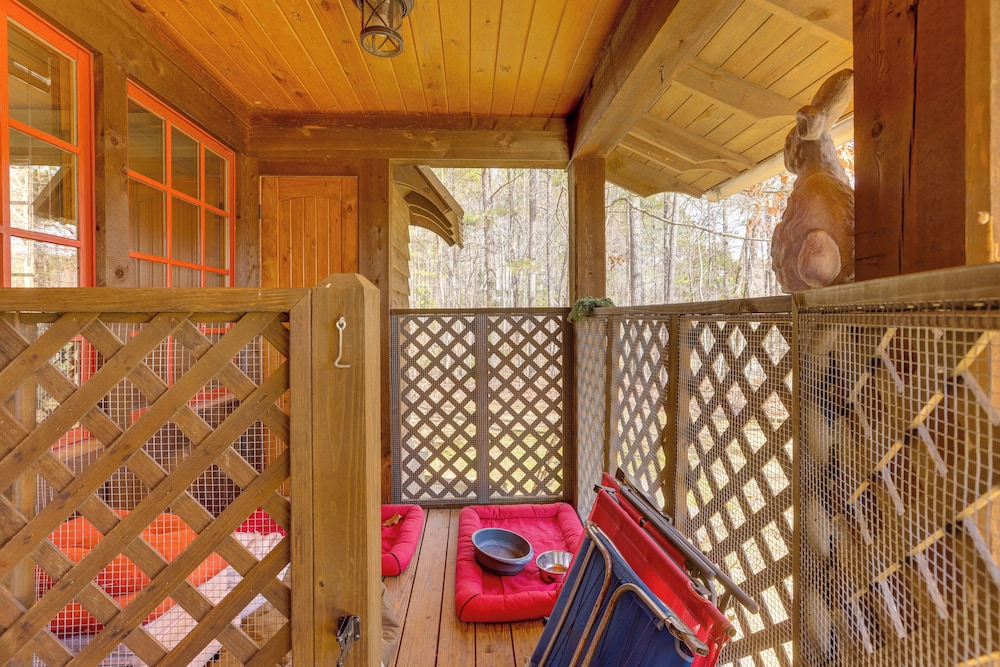 Dock, Canoe & Patio: Lakeside Cottage in Alabama