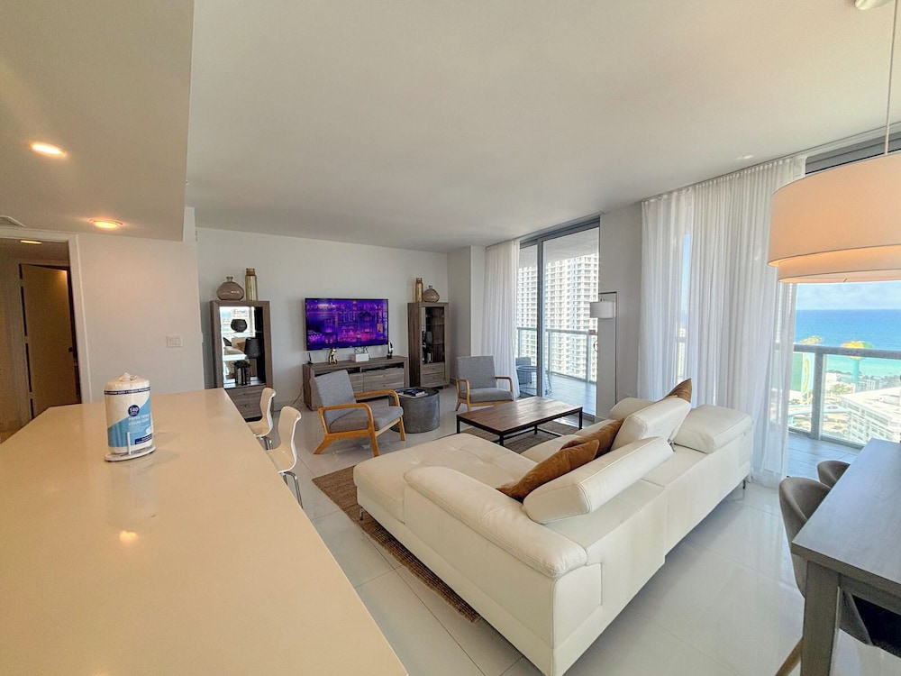 Luxury 3-BR Apartment with Stunning City