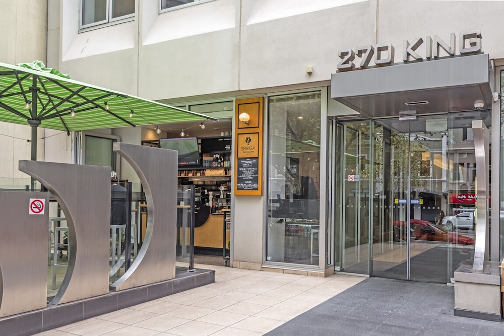 Melbourne CBD 2BR Apt With Pool & Gym Access
