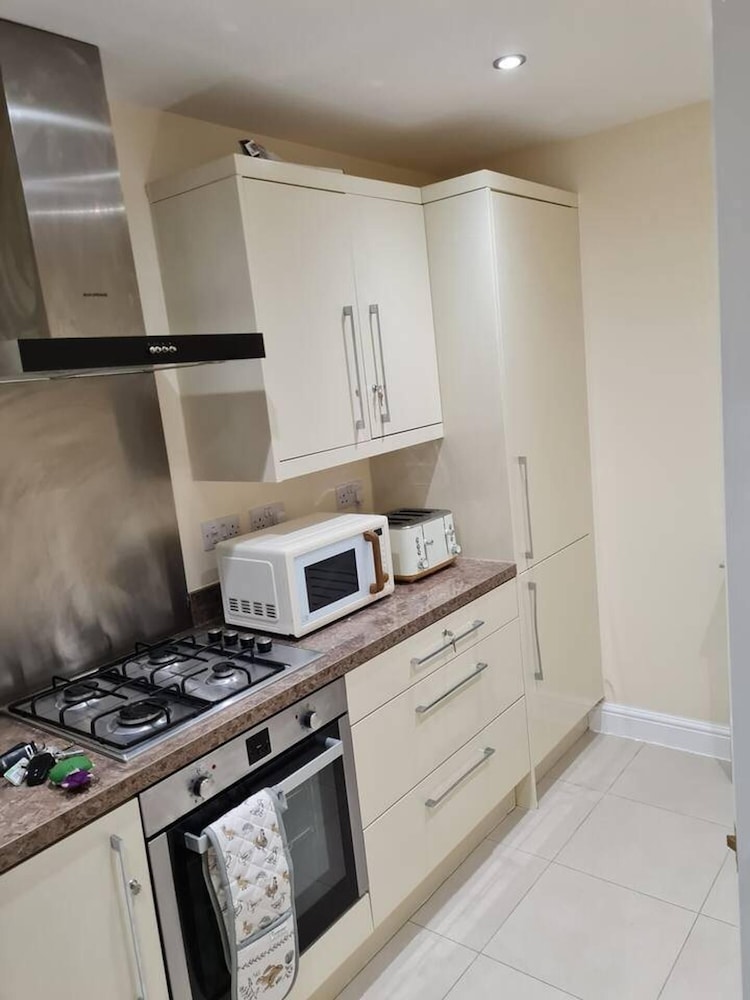 Spacious 3-bed House - Sleeps 8, Garden & Parking